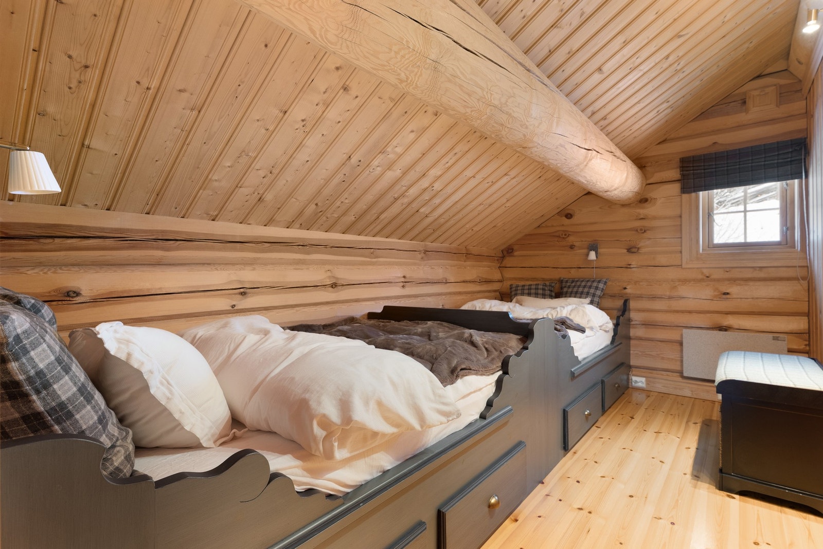 Soverom III i 2.etg., innredet med to plassbygde enkeltsenger Galleribilde