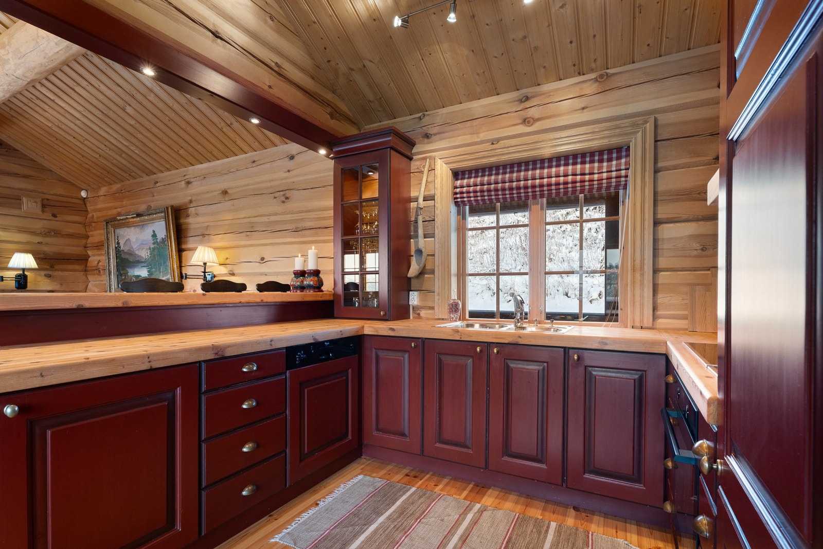 Benkeplate i heltre, og profilerte fronter på skap og skuffer Galleribilde