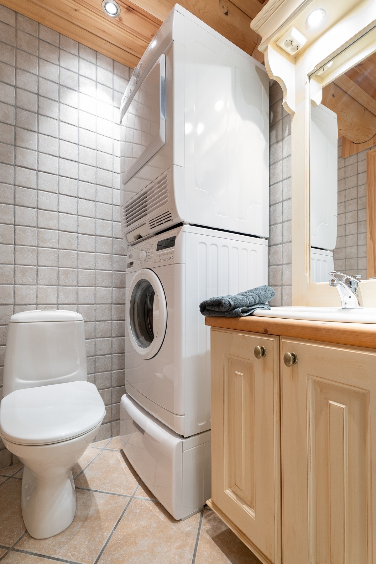 Baderom II inneholder toalett, dusjkabinett, innredning med servant, og opplegg til vaskemaskin og tørketrommel Galleribilde