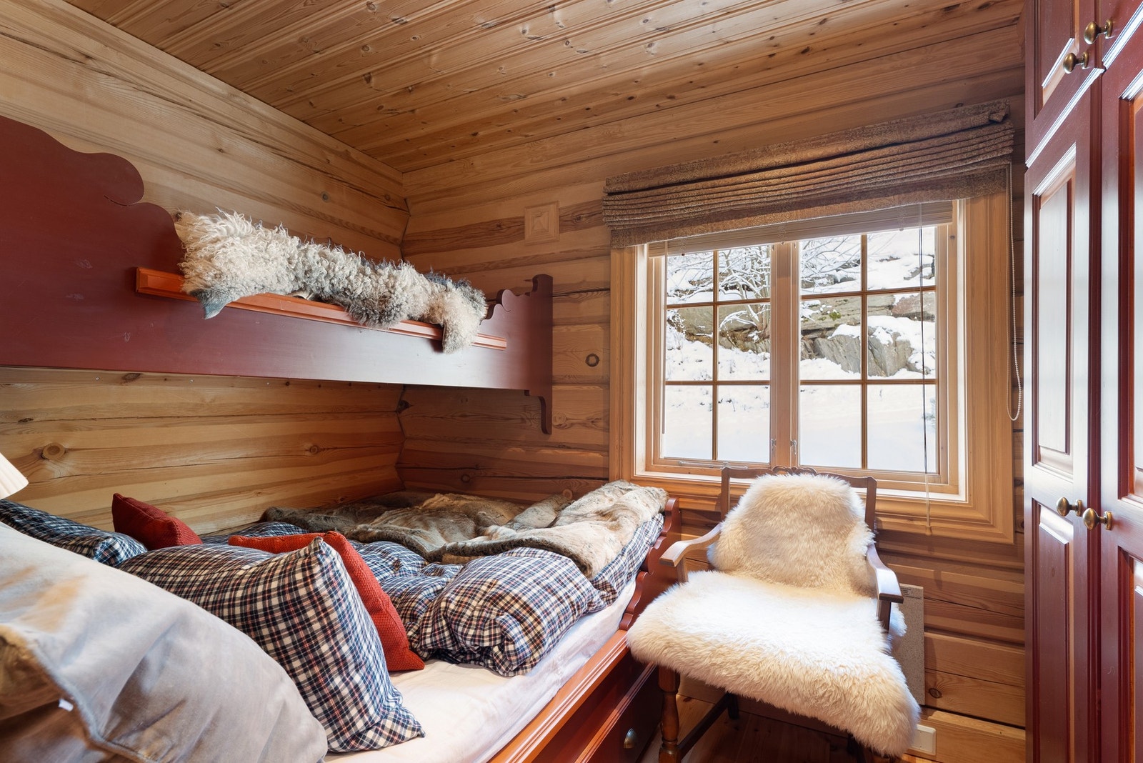 Soverom II innredet med plassbygd familiekøye. Galleribilde