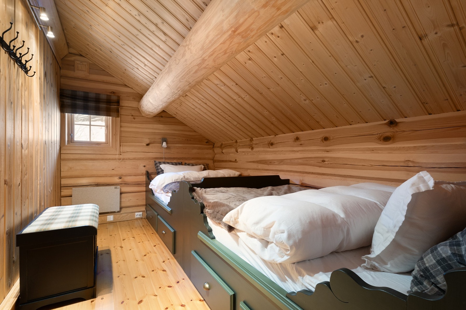 Soverom IV i 2.etg., innredet med to plassbygde enkeltsenger Galleribilde