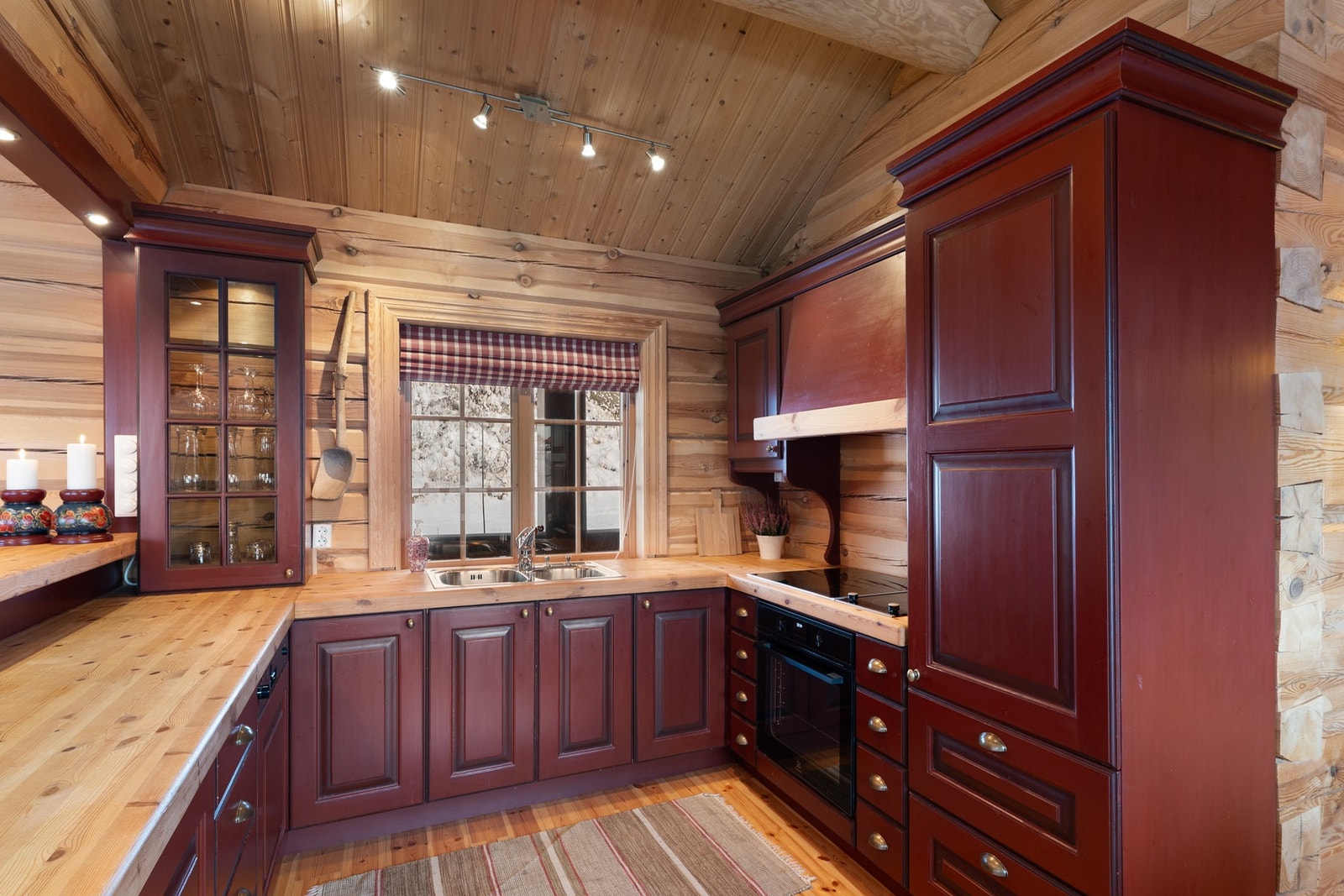 Integrerte hvitevarer og godt med oppbevaringsplass i skuffer og skap Galleribilde