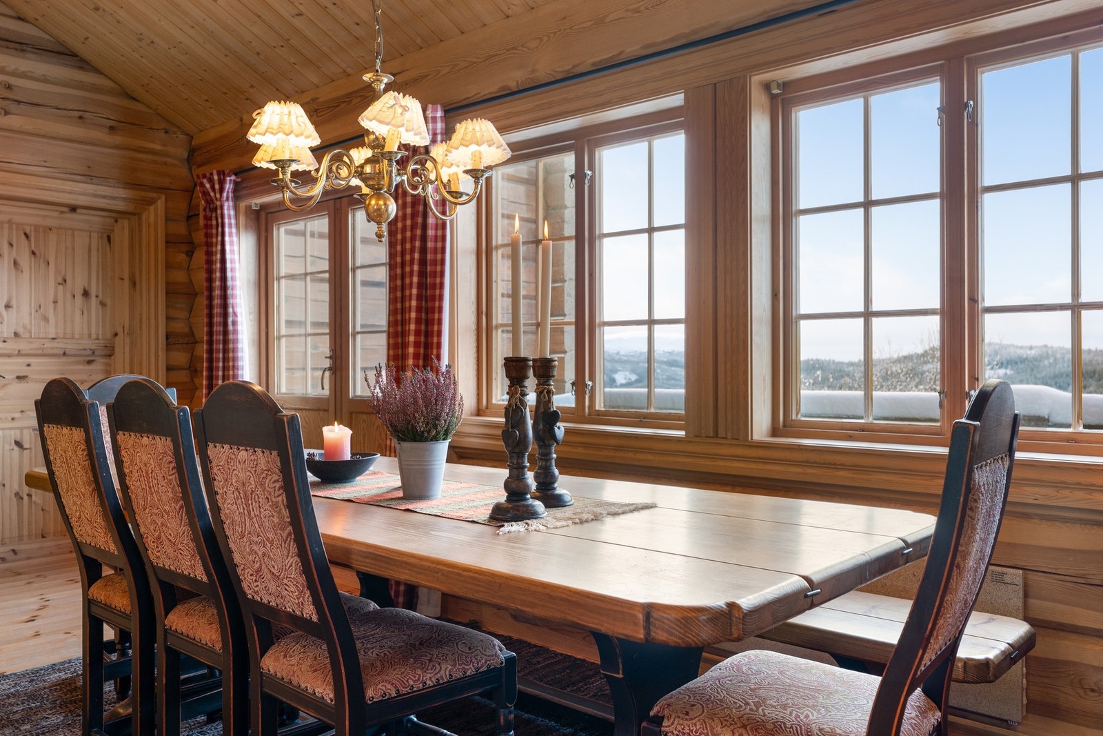 Fra spisebordet kan man nyte den nydelig utsikten over Raulandsfjell Galleribilde