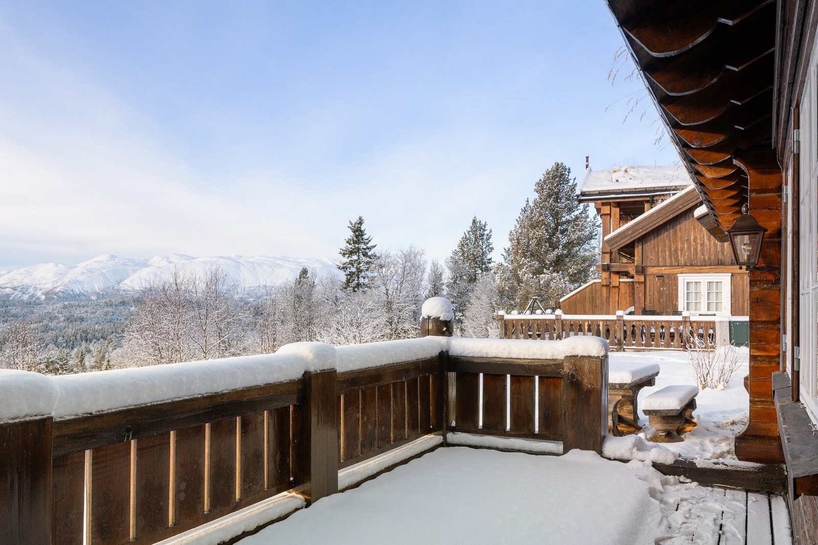 Usjenerte, romslig terrasse Galleribilde