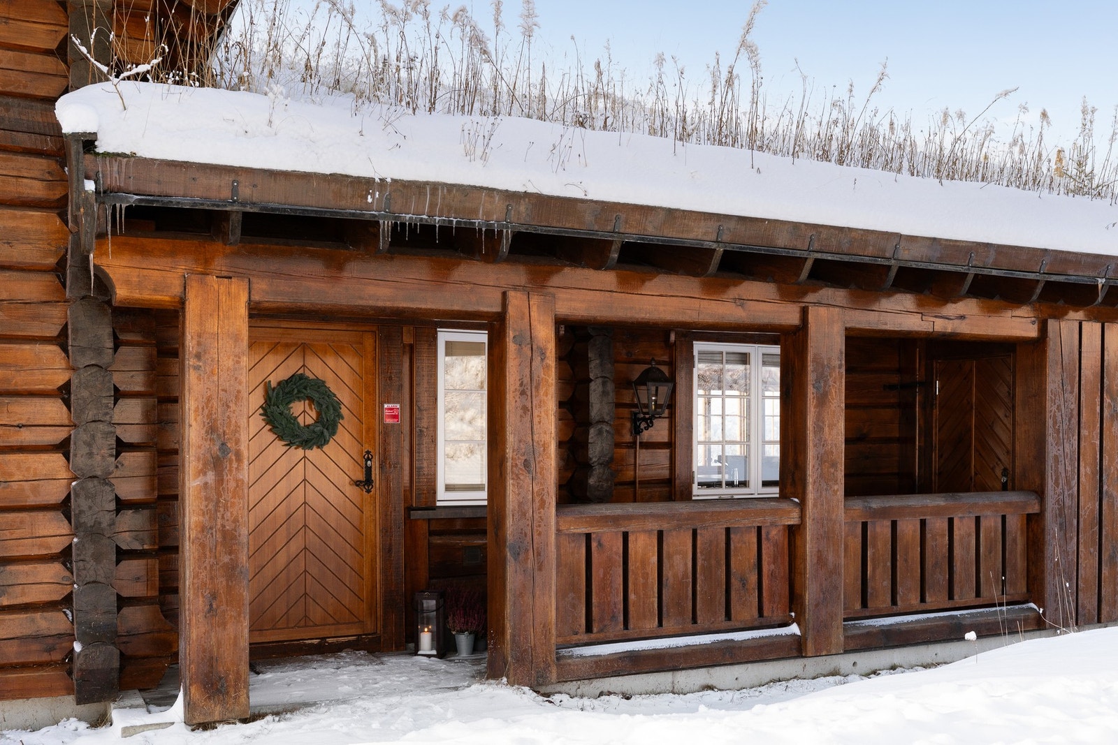 Innbydende og hyggelig overbygget inngangsparti. Til høyre er det også adkomst til en praktisk utvendig bod Galleribilde