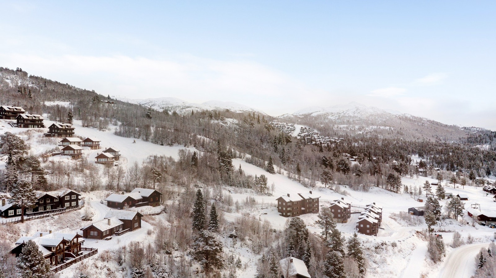 Her er det ski inn/ut til Rauland Skisenter, og i sommerhalvåret finnes det utallige muligheter for flotte turer og toppturer i skikkelig høyfjellsterreng Galleribilde