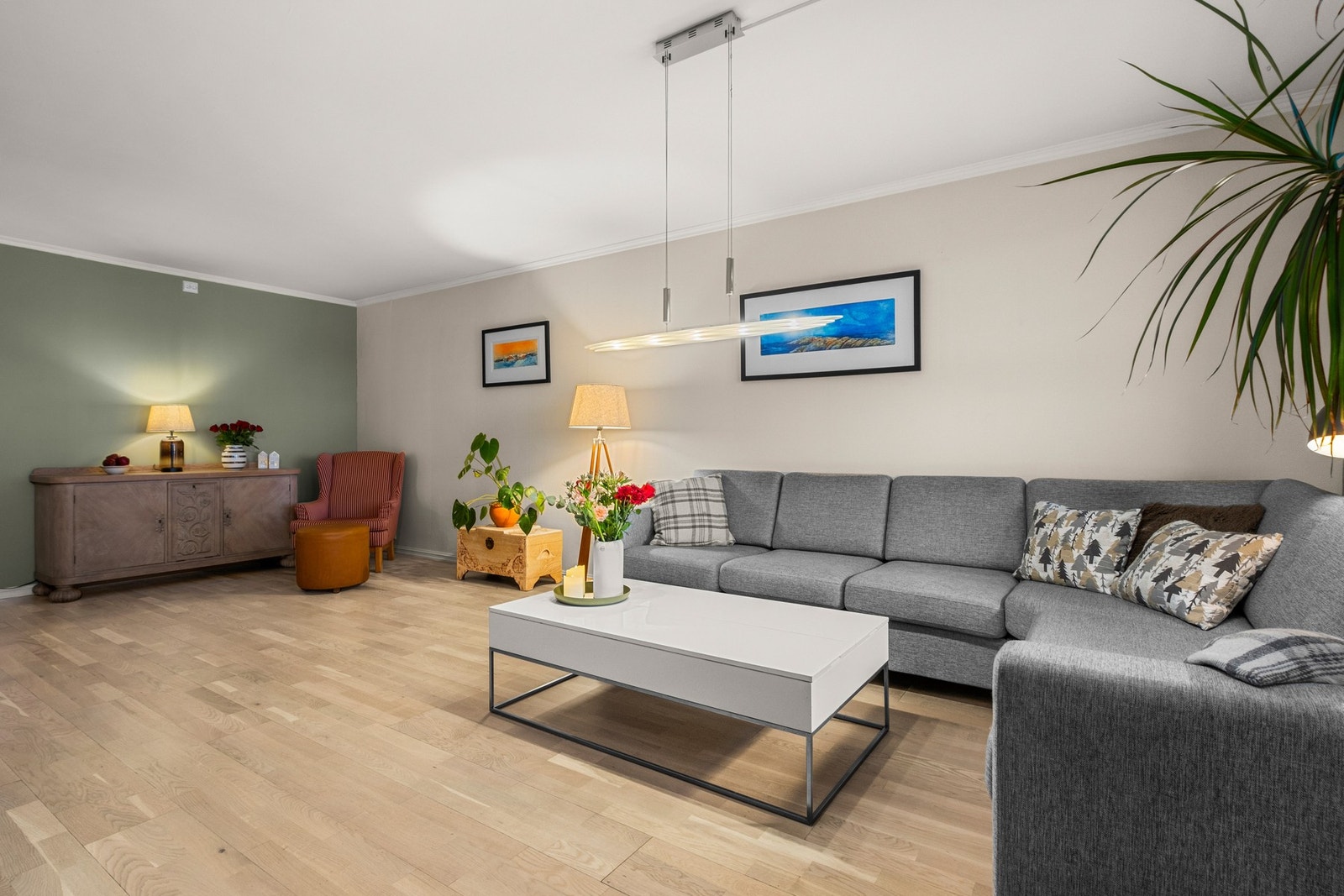 Stor og pen stue med flere møbleringsmuligheter Galleribilde