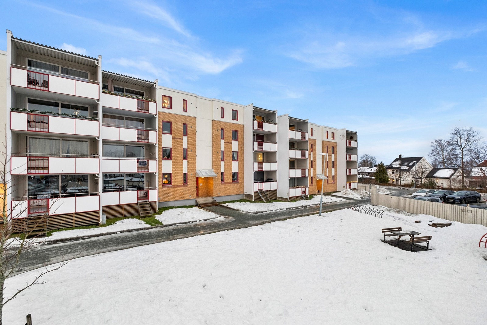 Fasade. Borettslaget har utvendig parkeringsplasser og muligheter for p-plass i garasje Galleribilde