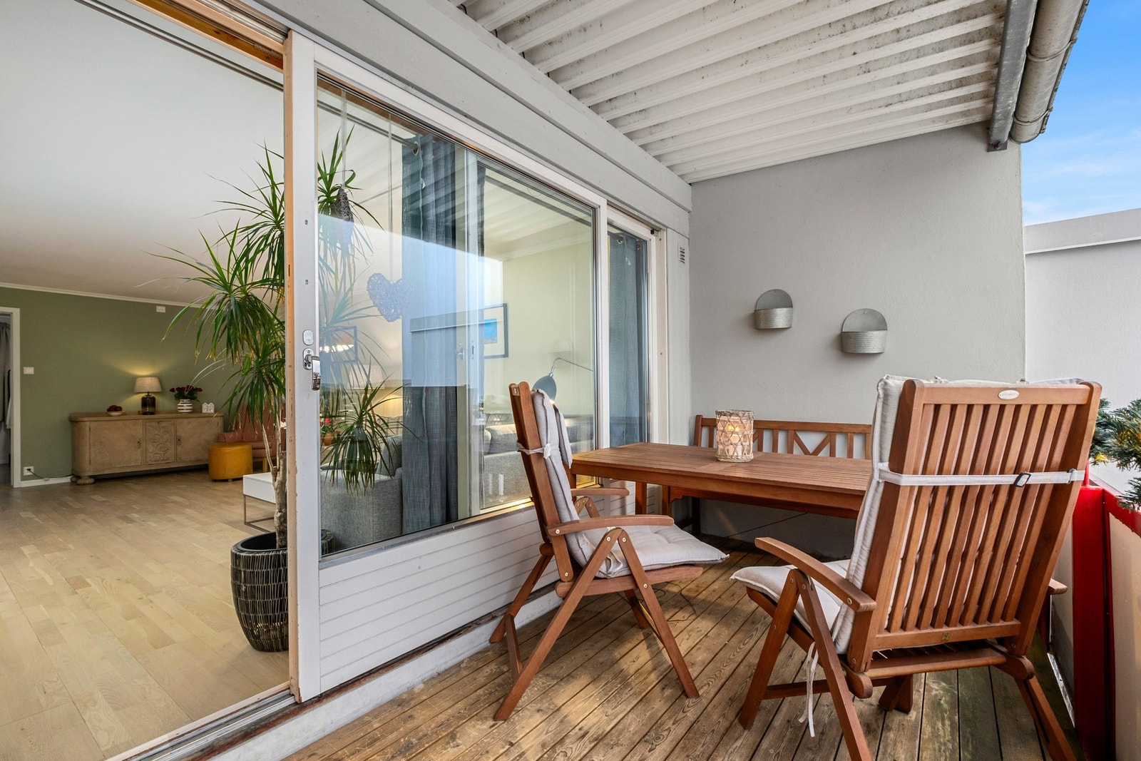 Overbygd balkong med gode solforhold Galleribilde