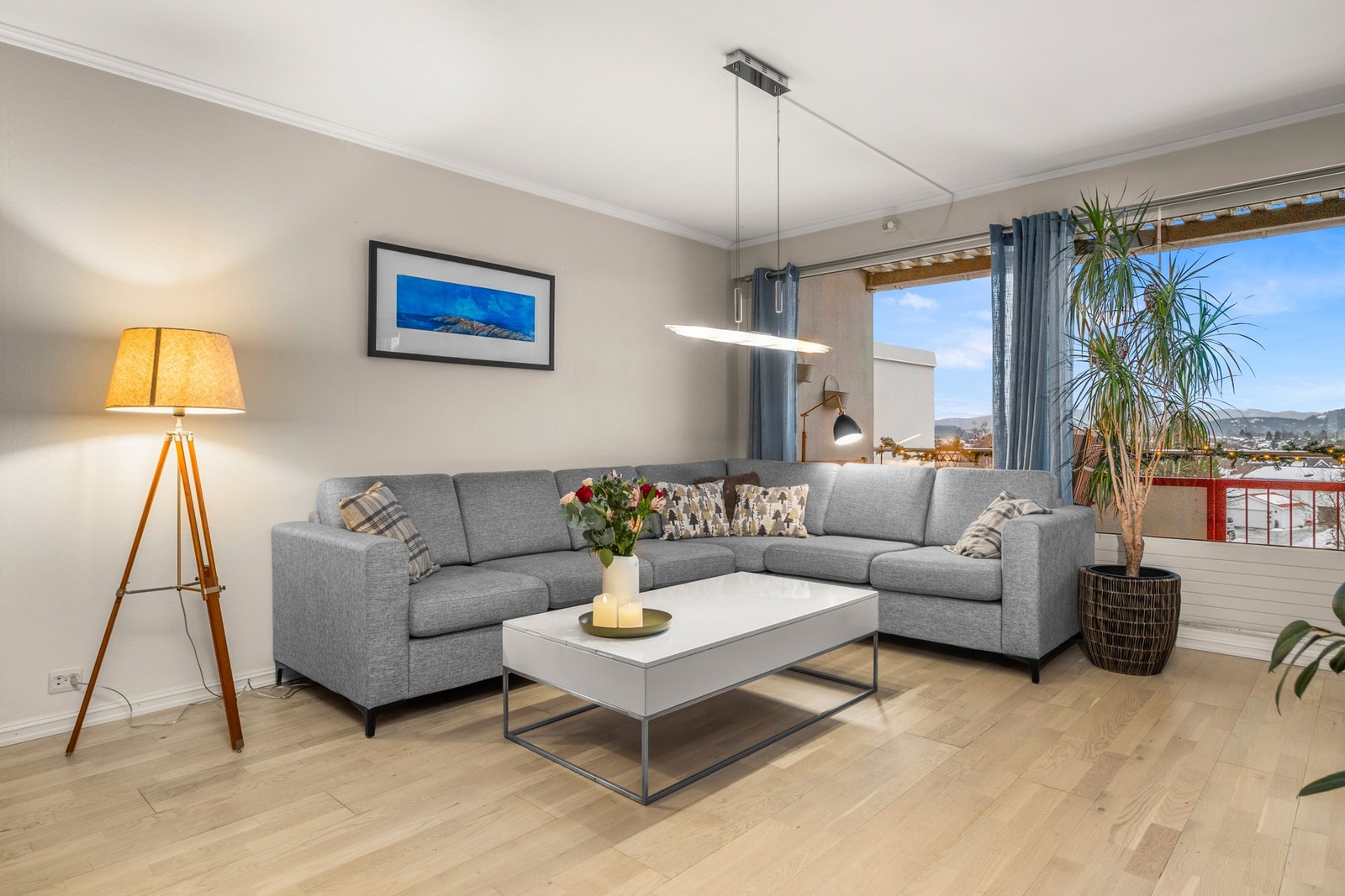 Stor og pen stue med flere møbleringsmuligheter Galleribilde