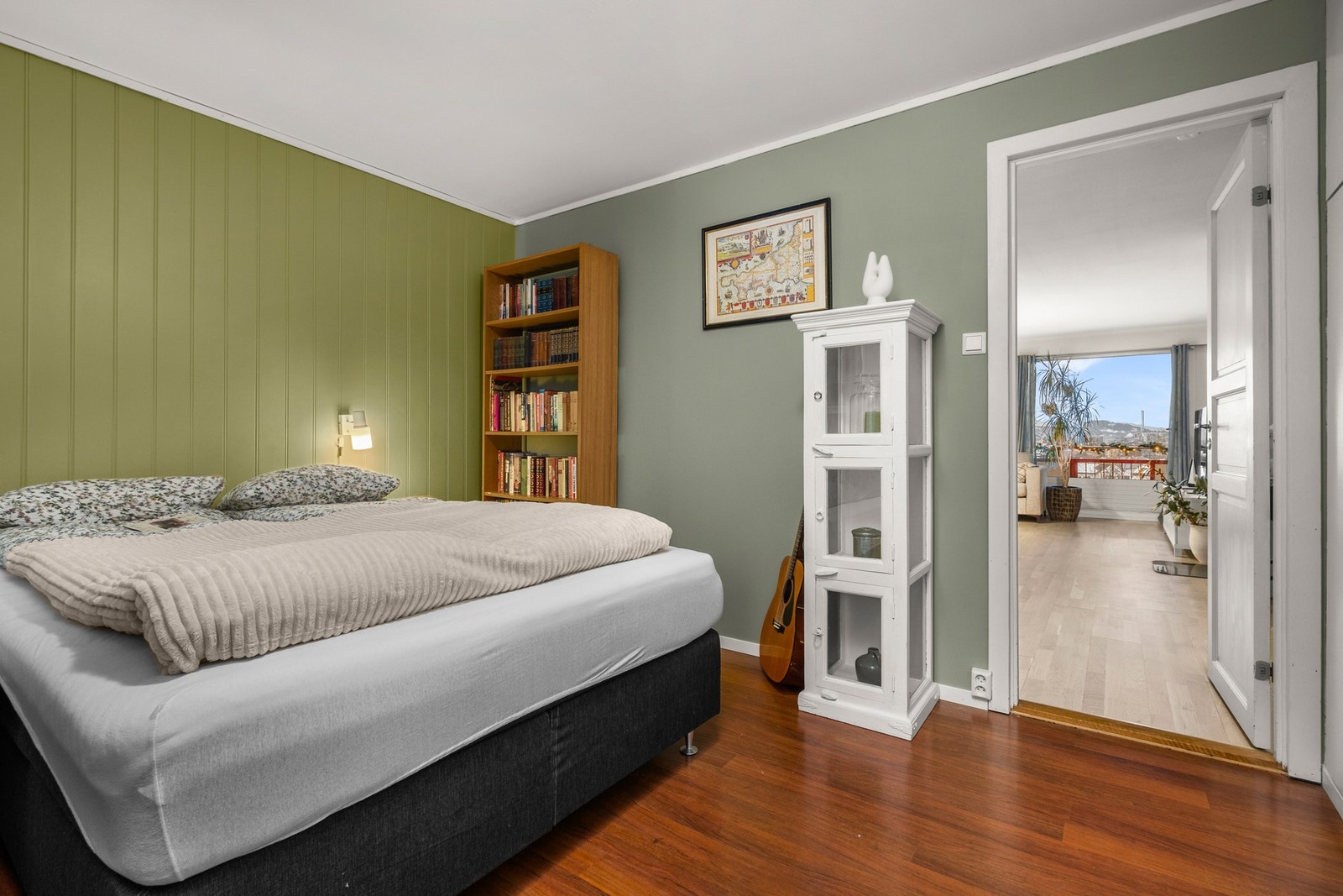 God plass til tilhørende møblement Galleribilde