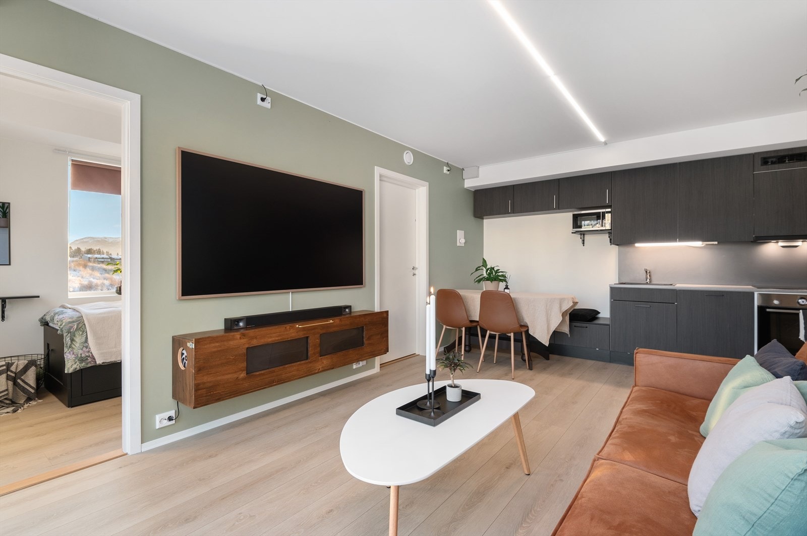 Leiligheten varmes opp via fjernvarme som gjør at det er en behagelig varme året rundt, samt bidrar til å senke strømutgiftene. Galleribilde