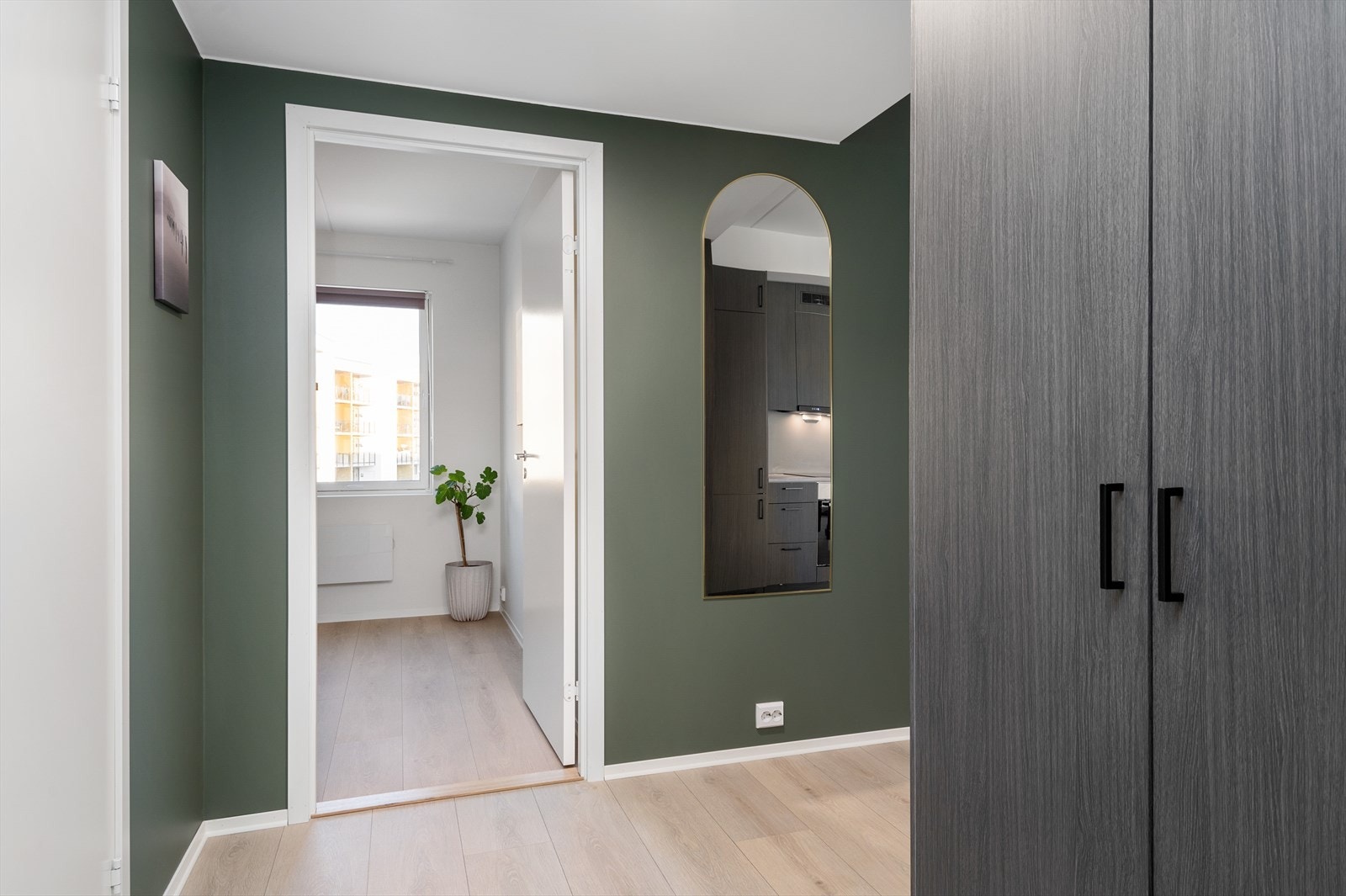 Sameie har en ordning som gjør at beboerne leier parkeringsplass, dagens eier leier 2 stk. plasser. Galleribilde