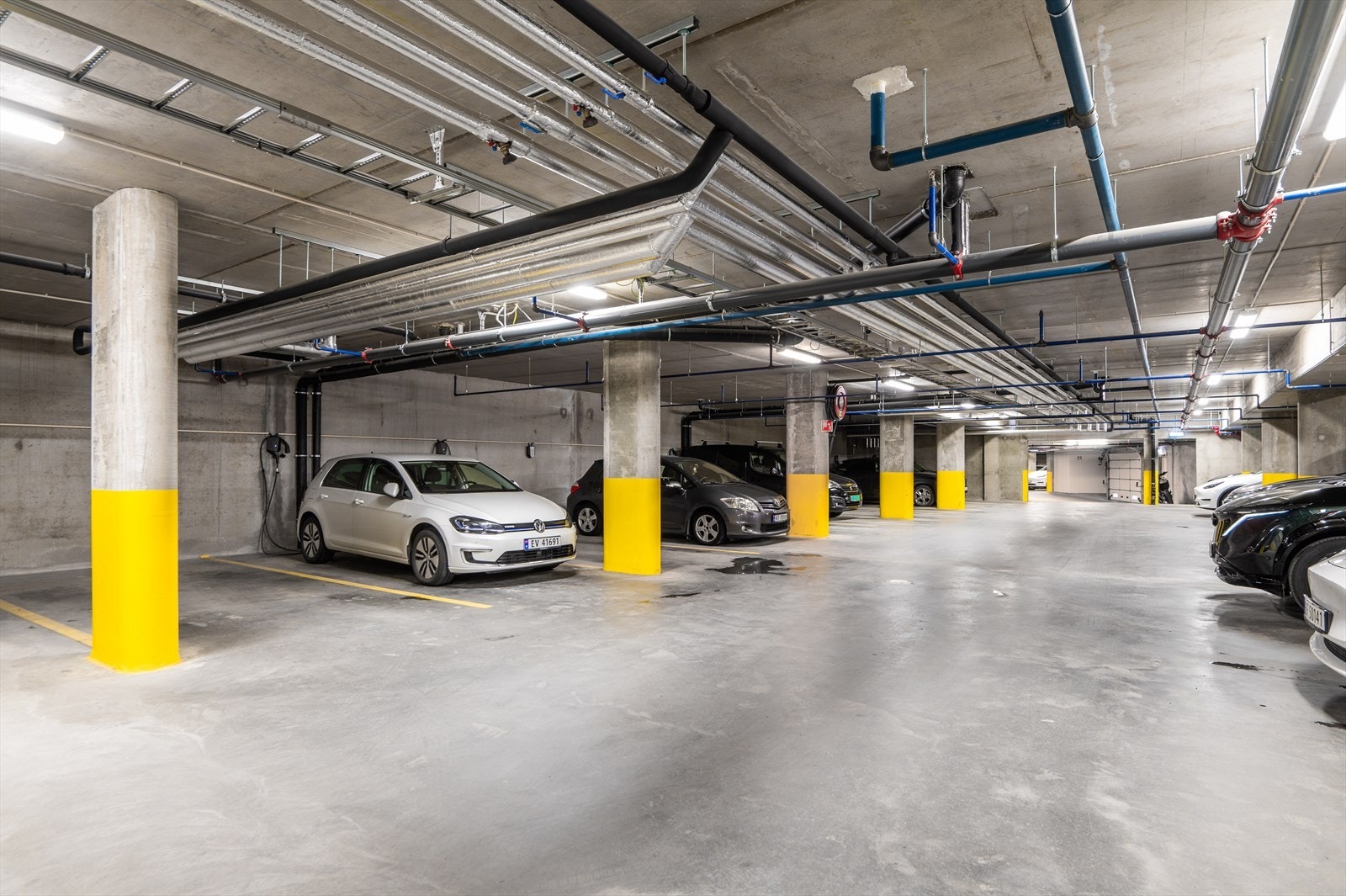 Det medfølger to P-plasser i kjeller, med mulighet for utleie av plassene. Galleribilde