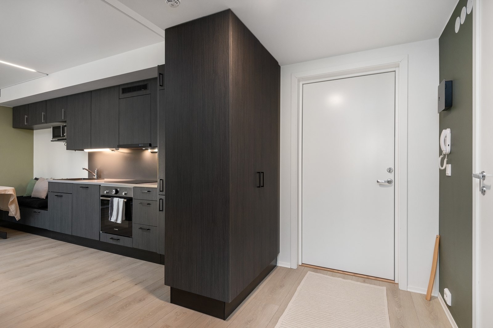 Praktisk garderobeskap som lager et naturlig skille mellom gang og stue/kjøkken. Galleribilde