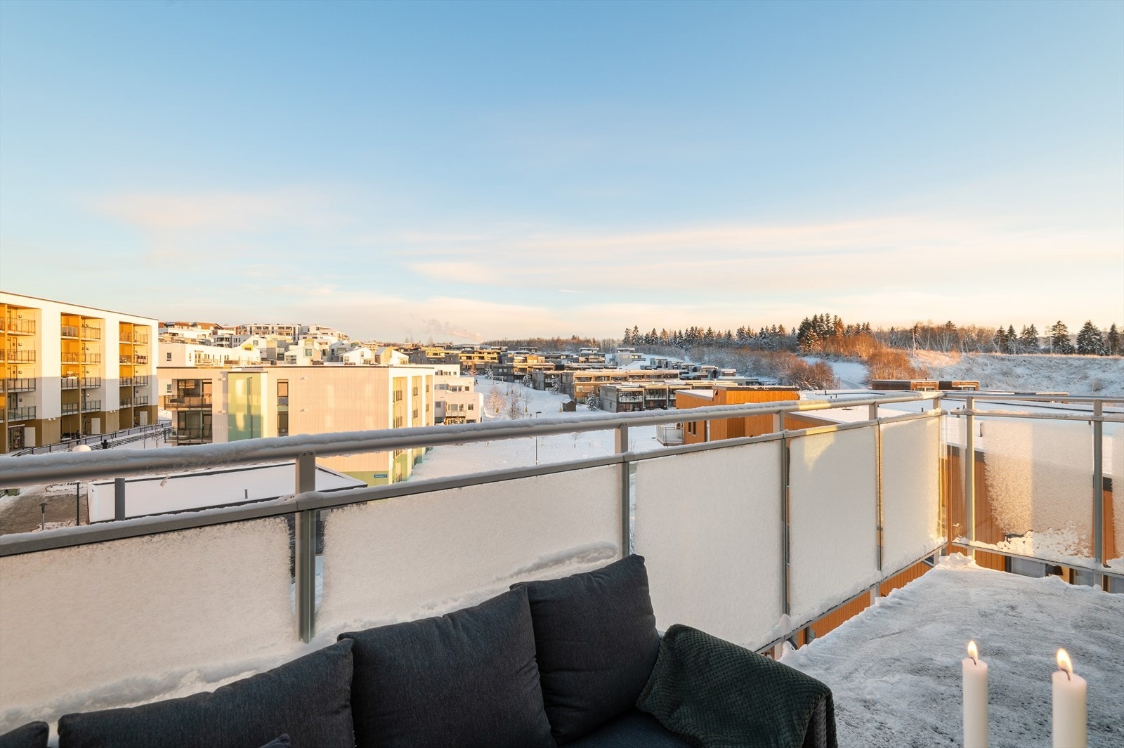 Her har du en flott østvendt utsikt fra toppetasjen. Ferdig bygd forran utsikten, slik at utsikten ikke blir forhindret. Galleribilde