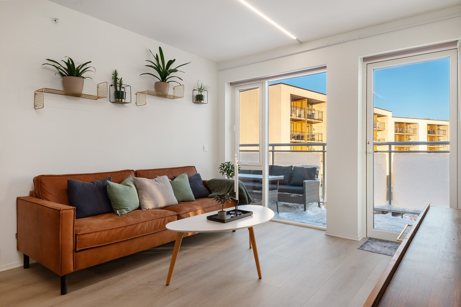 Leiligheten har stue/kjøkkenløsning på hele 27 m², med direkte adkomst til den solrike balkongen. Galleribilde