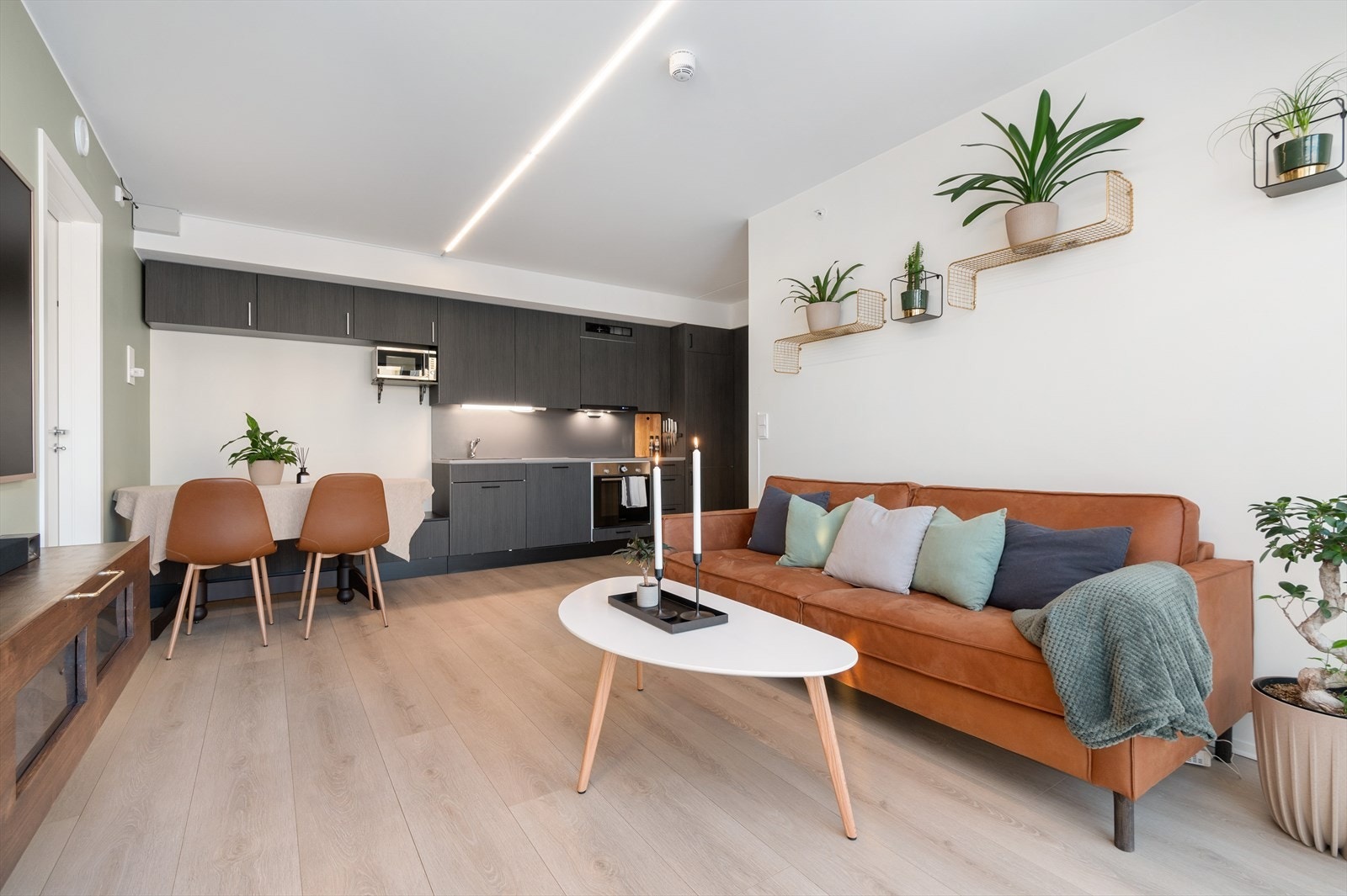 Leiligheten er på totalt 62 m² med flere kvaliteter som fjernvarme, balkong og oppgradert standard. Galleribilde