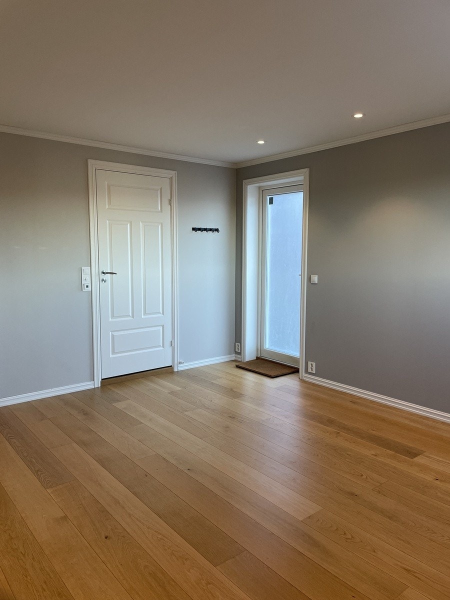 Inngangsparti. Dør i bildet går inn til baderom. Galleribilde