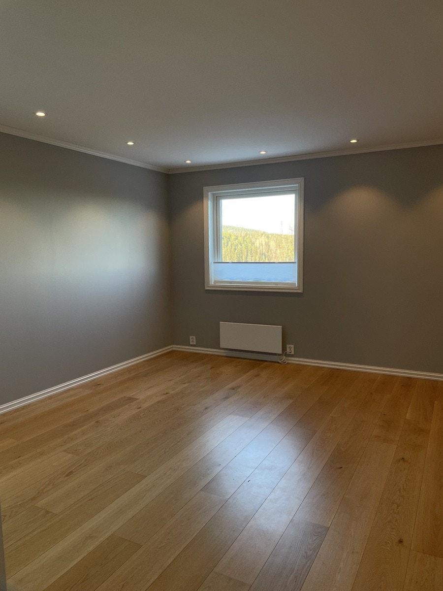 Vindu i stuen gir godt med lysinnslipp i åpen stue-/kjøkkenløsning. Galleribilde