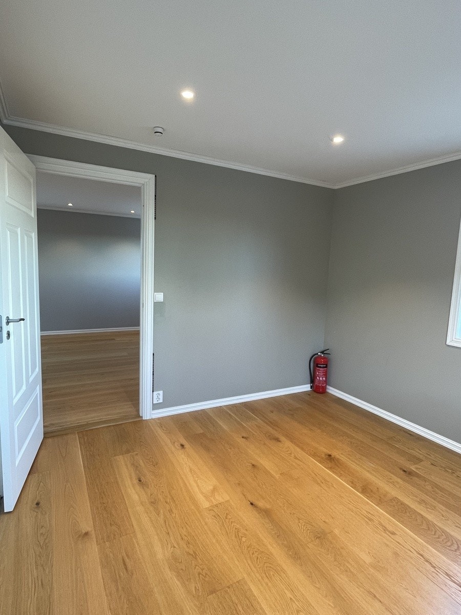 Romslig soverom med dør fra stue. Galleribilde