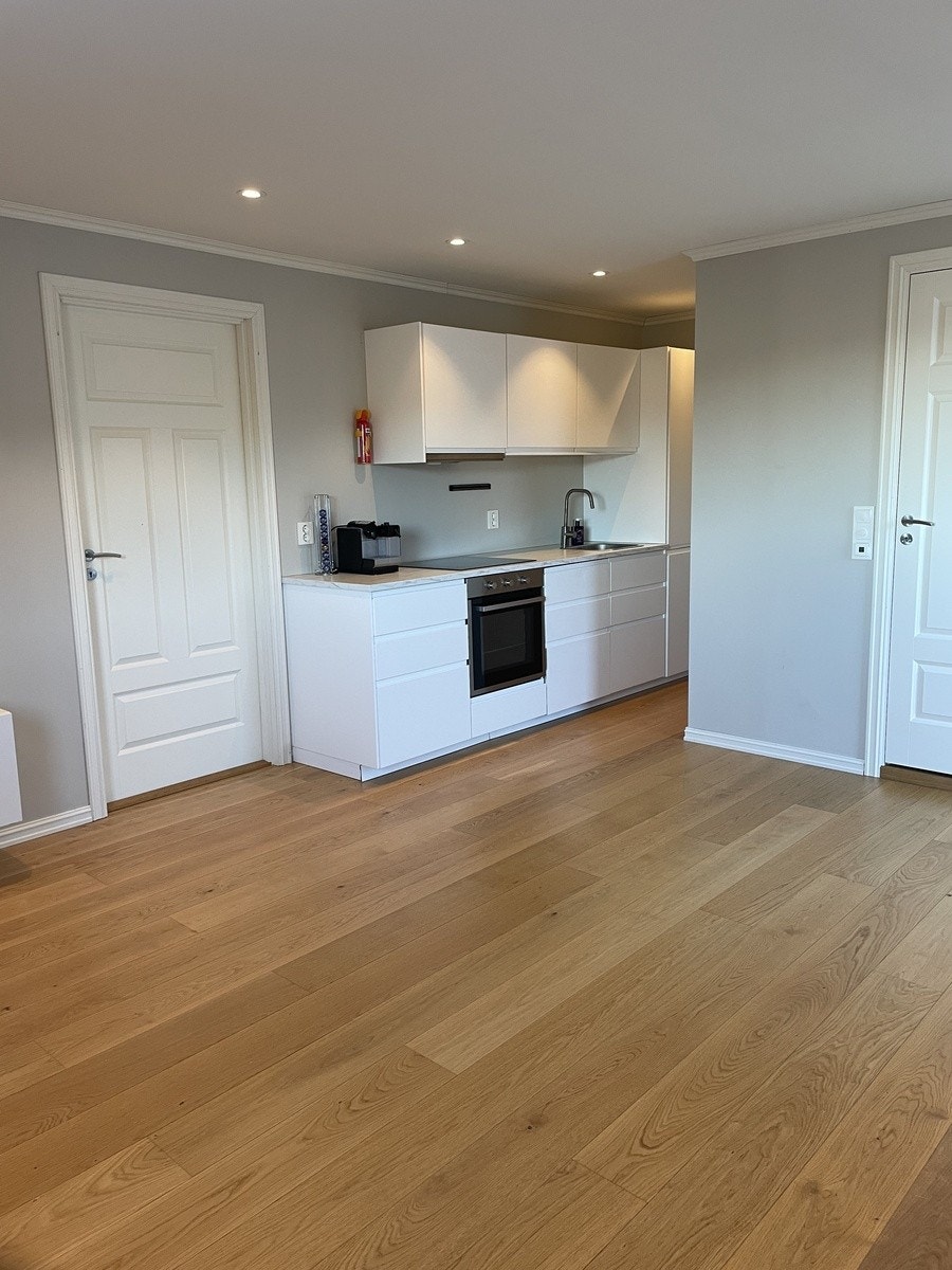 Kjøkkenkrok sett fra stuen. Dør inn til soverom. Galleribilde