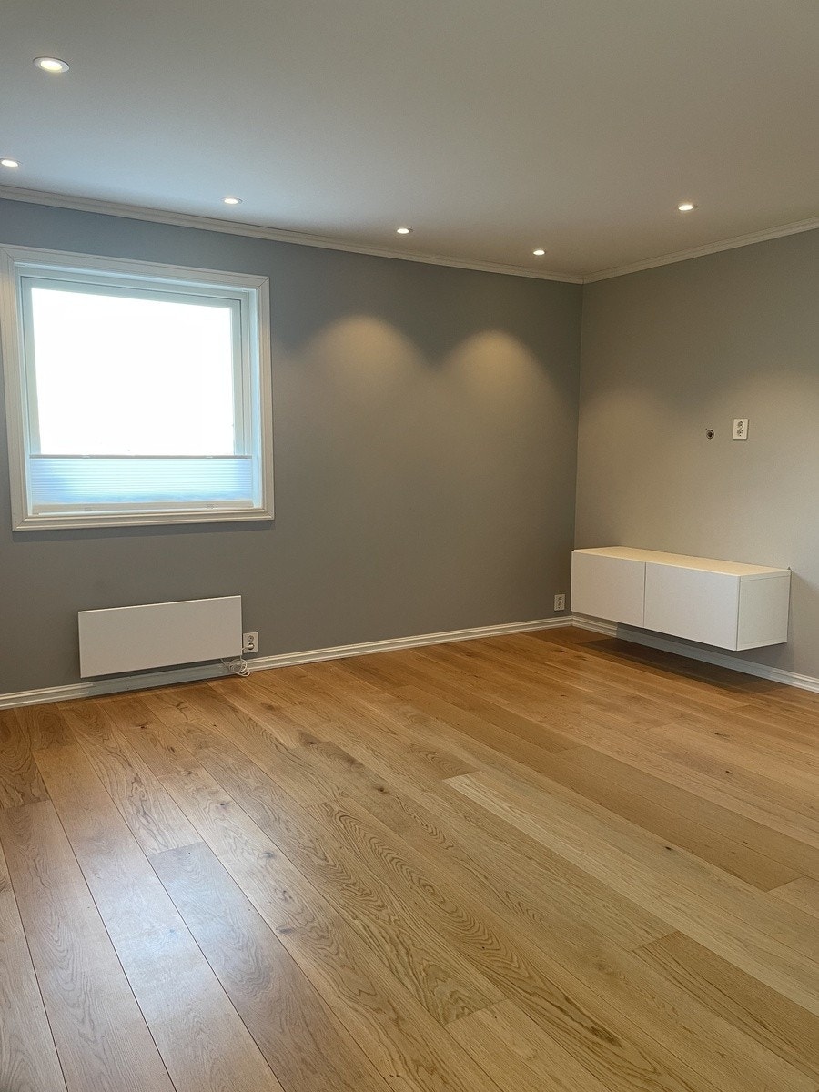 Romslig stue med vegghengt tv-benk. Galleribilde