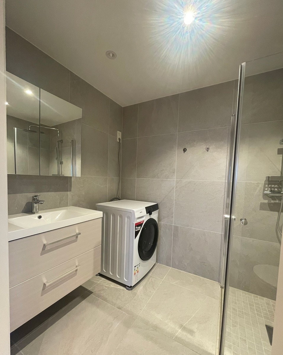 Romslig bad med kombi vask/tørk. Galleribilde