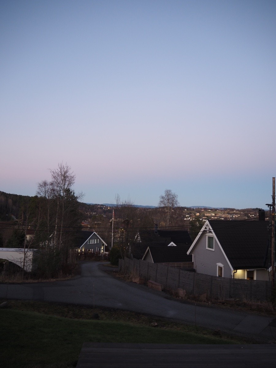 Hybel ligger godt over bakkeplan, noe som gir godt med lysinnslipp og en romslig følelse. Galleribilde