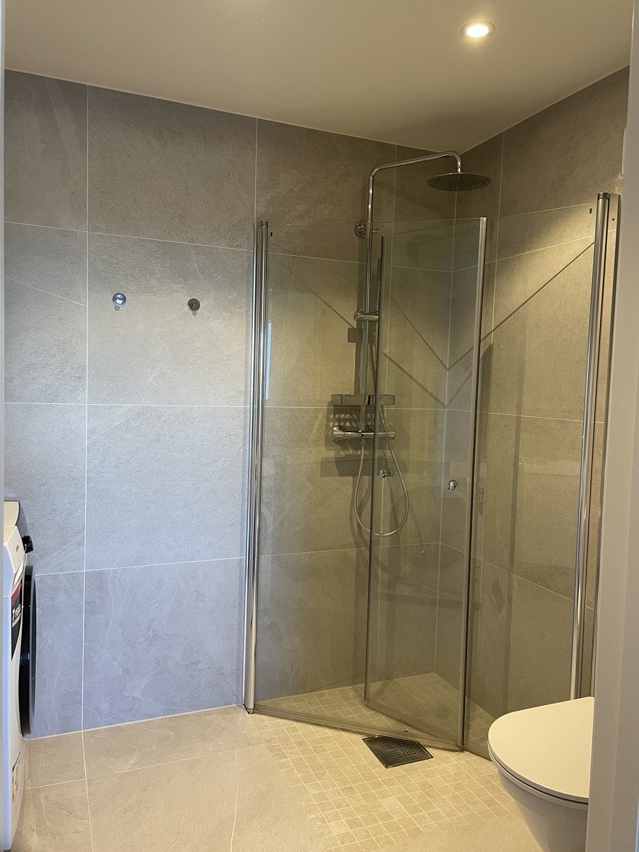 Dusjveggene kan skyves inn for enda større romfølelse. Galleribilde