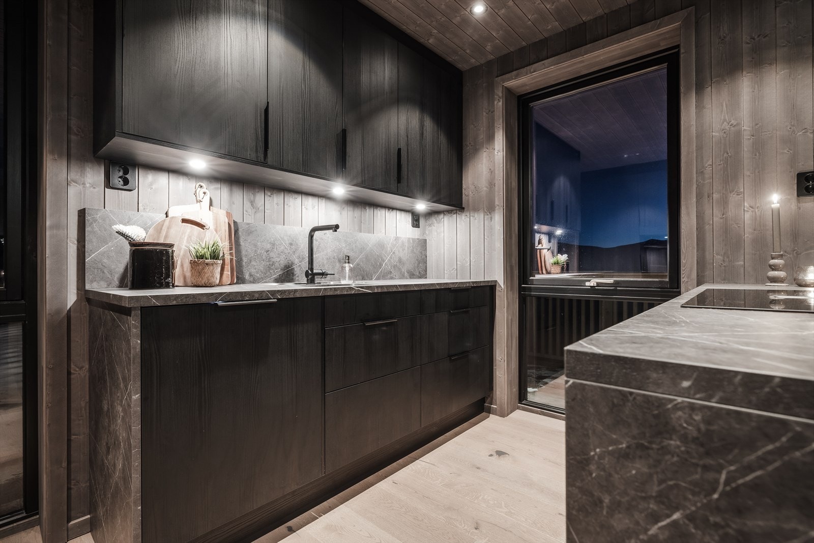 Laminat vegg og benkeplate. Galleribilde