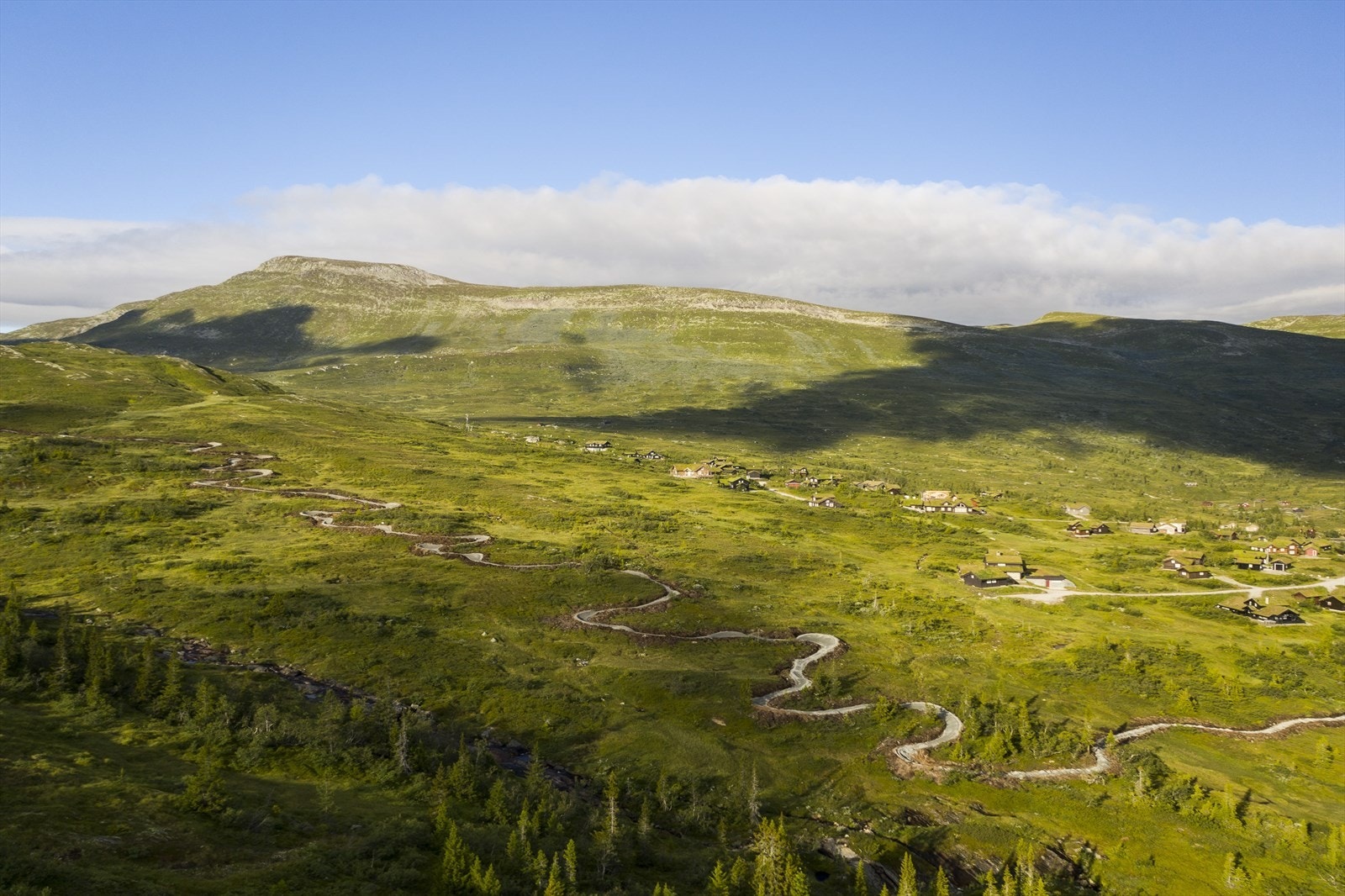 Flerbruksstien byr på flotte utsiktspunkt, lune rasteplasser og ikke minst - 1000 løypemeter i nedoverbakke, hvor du finner doserte svinger og andre spennende utfordringer Galleribilde
