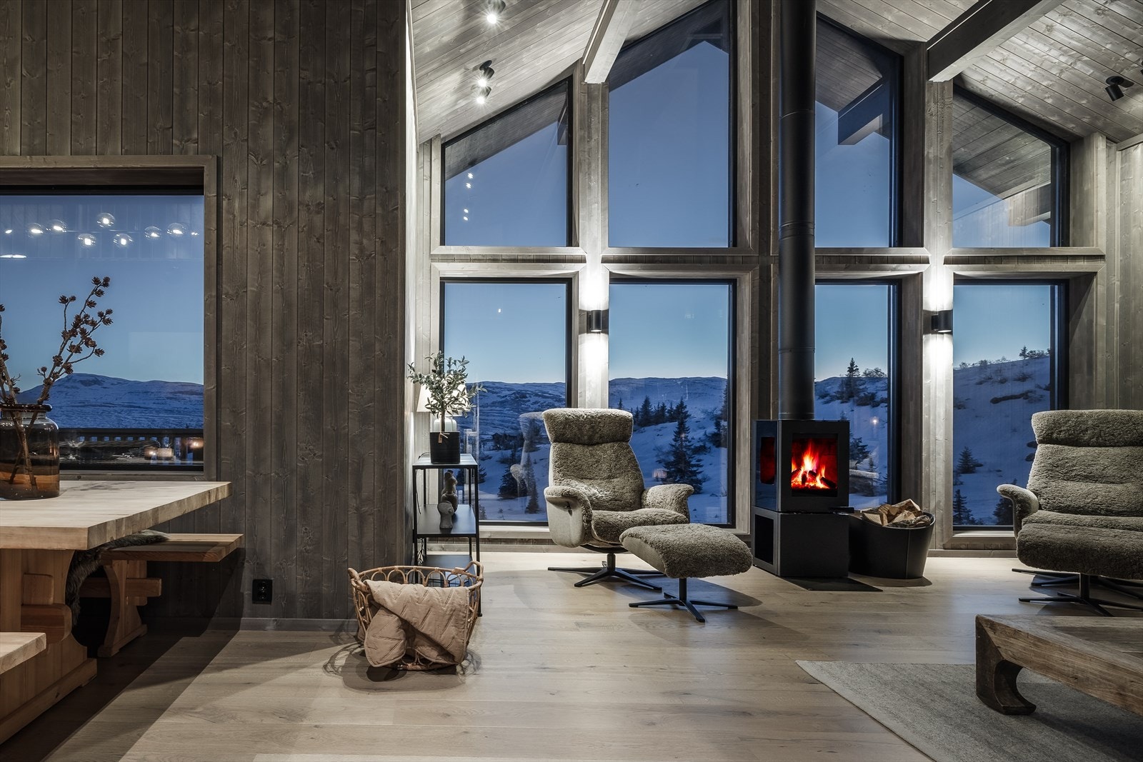 Stuen er innredet med en moderne vedovn som gir god varme på kjølige høst- og vinterdager. Galleribilde