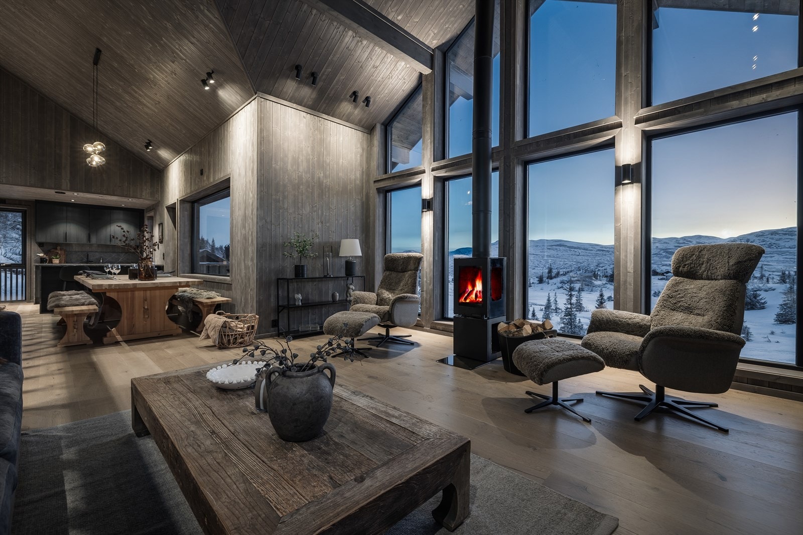 Hytta har en praktisk planløsning som åpner for flere møbleringsmuligheter. Galleribilde