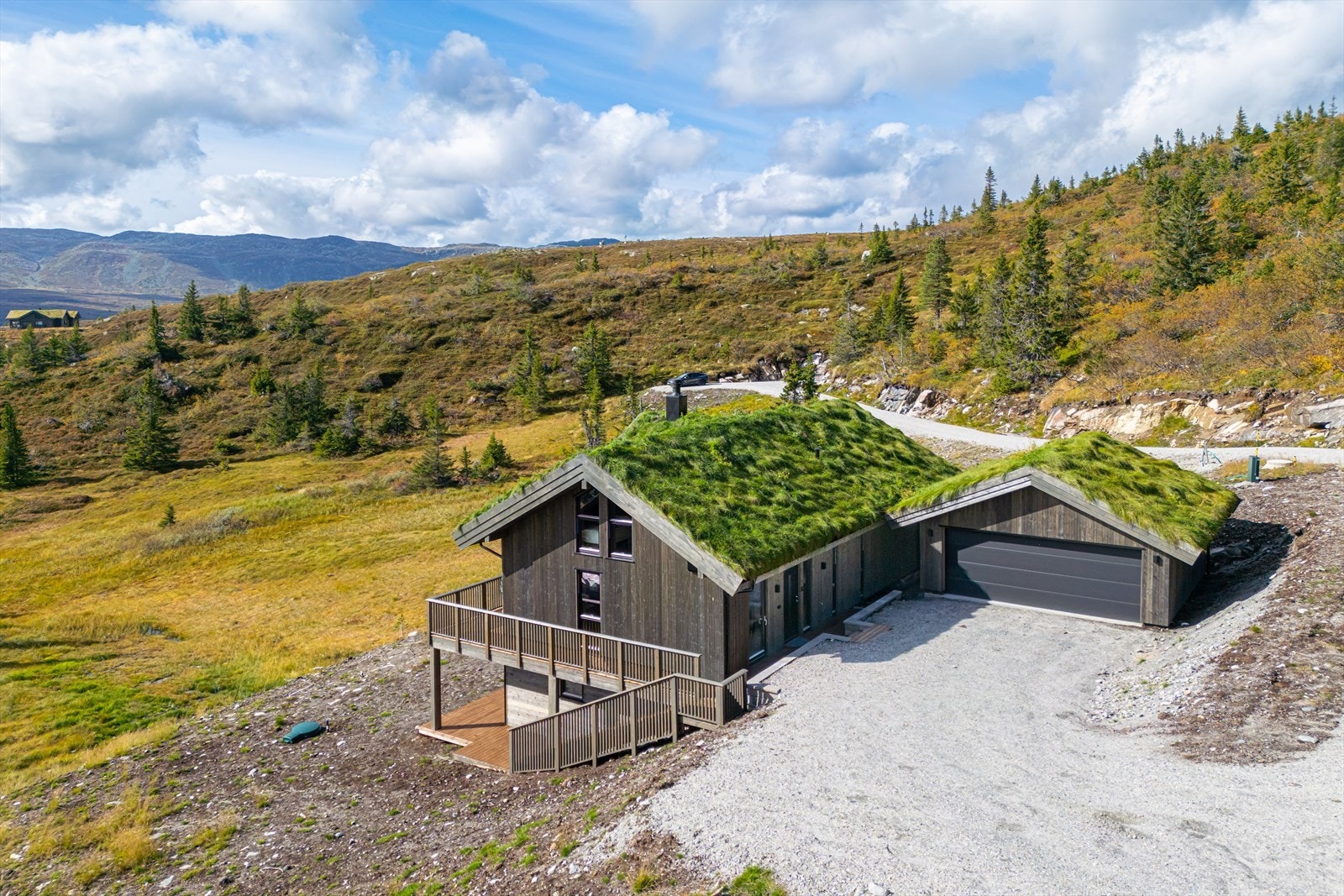 Det er plass til flere biloppstillingsplasser på eiendommen i tillegg til stor garasje. Galleribilde