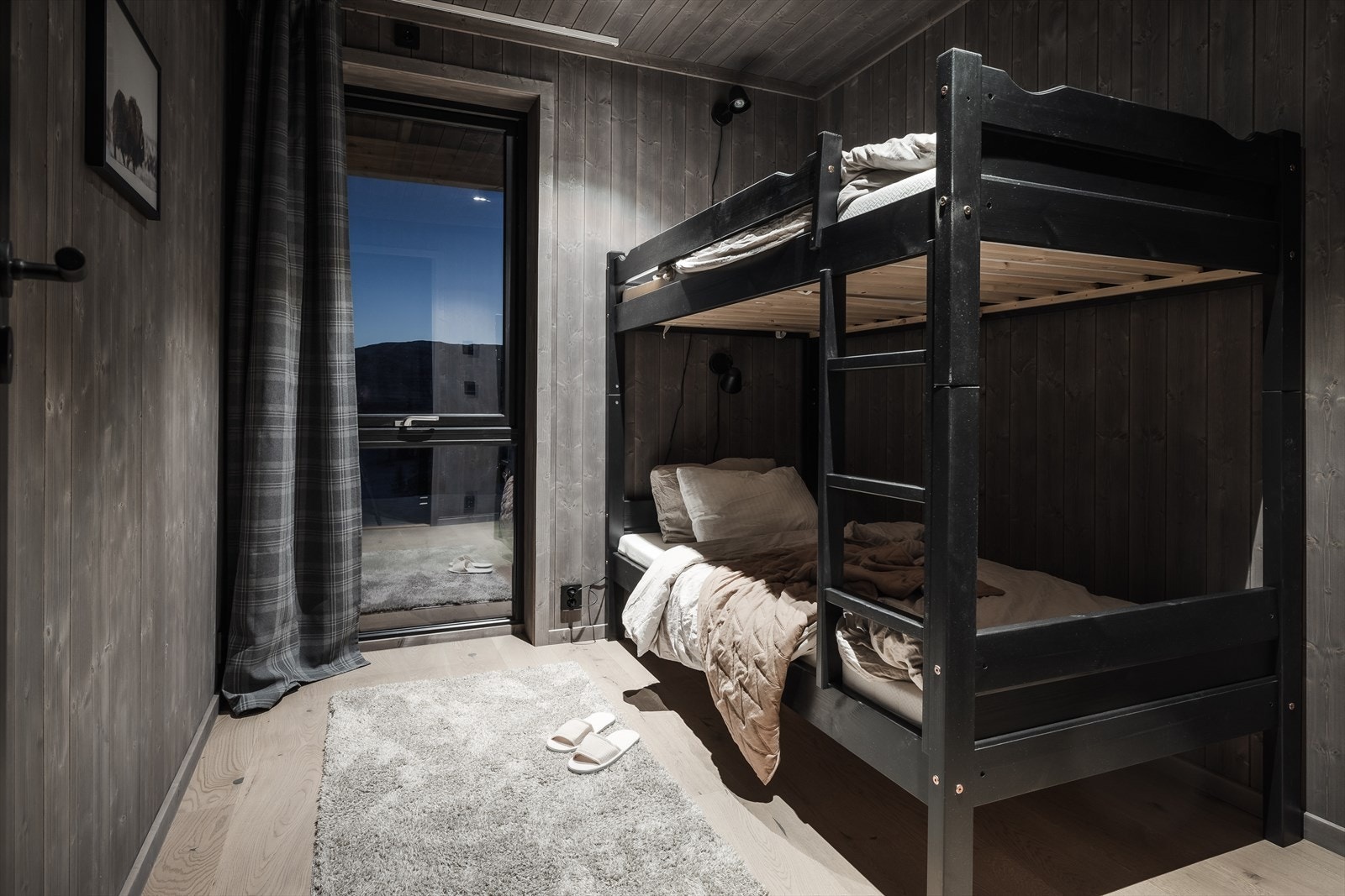 Kjelleretasjen rommer tre fine soverom med plass til flere sengeplasser. Galleribilde