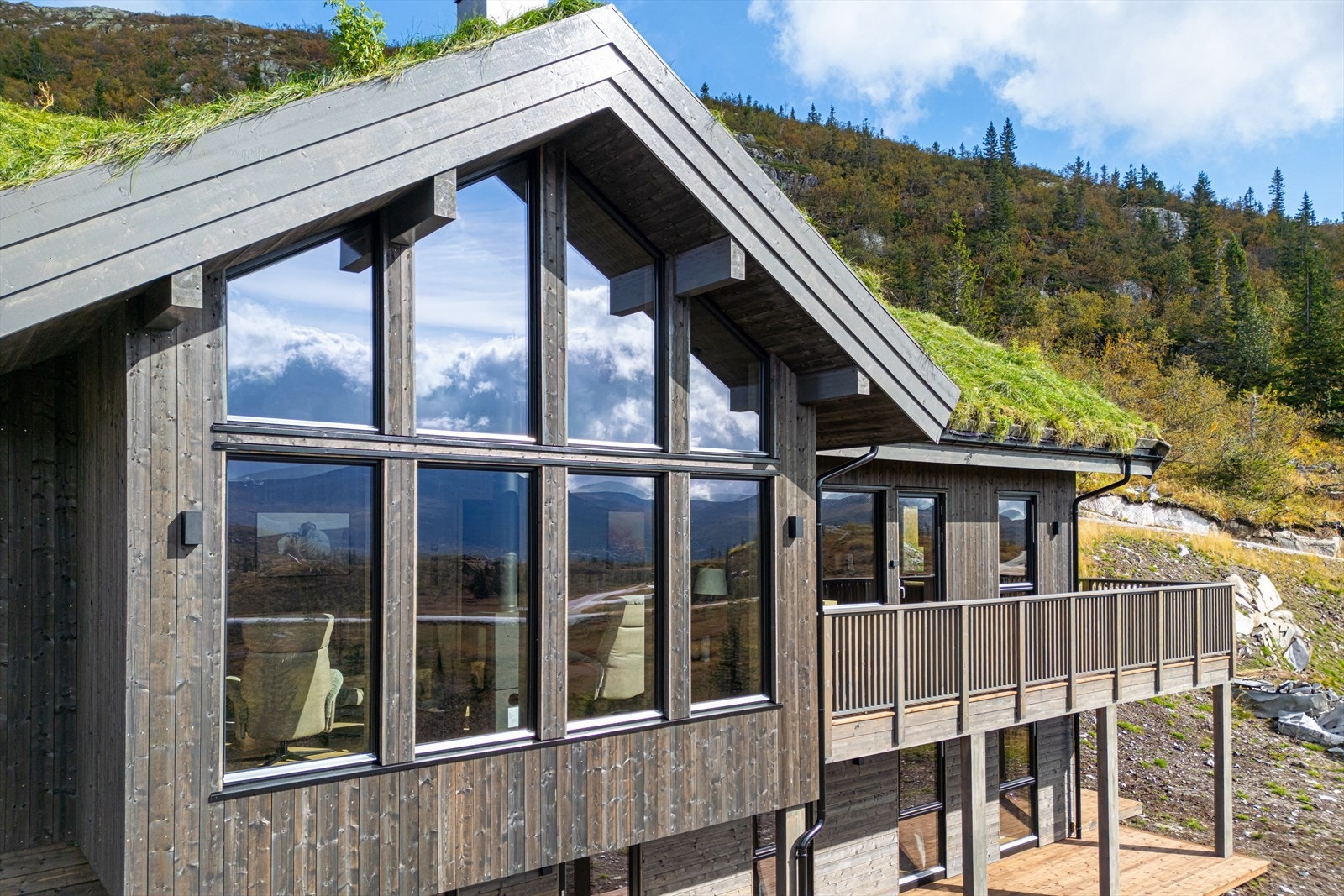 De store og mange vinduene slipper inn mye lys og gir nydelig utsyn over naturen rundt Galleribilde