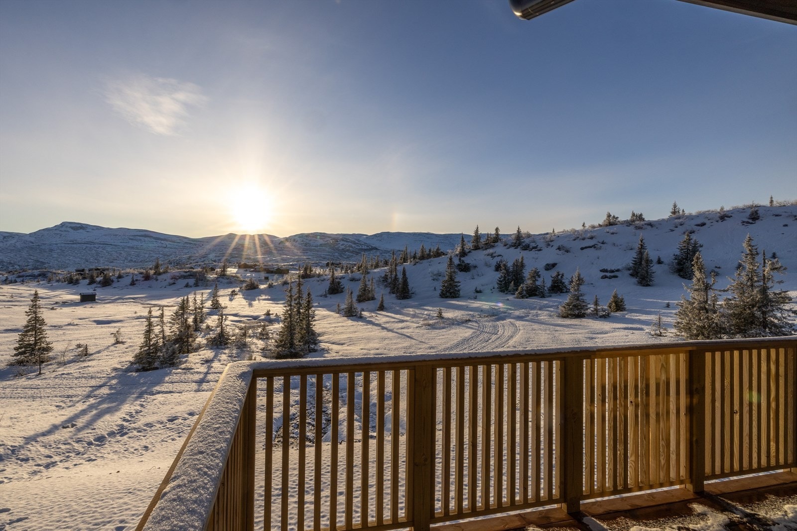 Fantastisk utsikt fra terassen mot den majestetiske Høgevardetoppen til venstre. Galleribilde