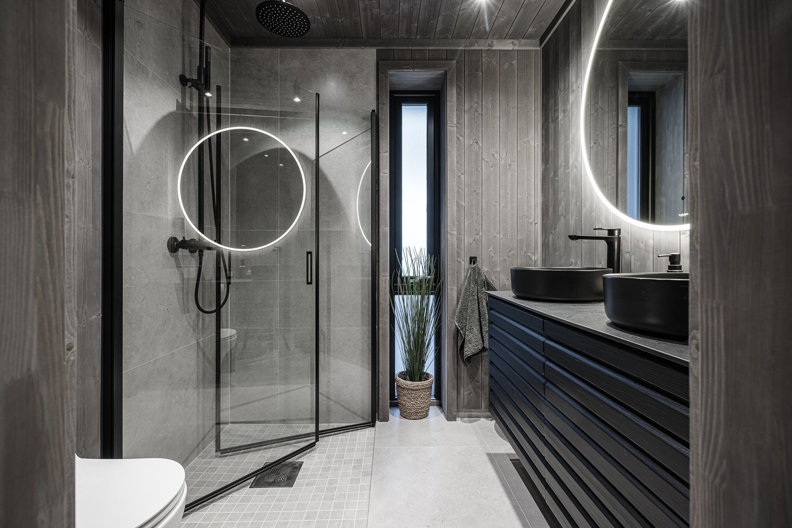 Flislagt baderom med flotte detaljer og en luksuriøs atmosfære. Galleribilde