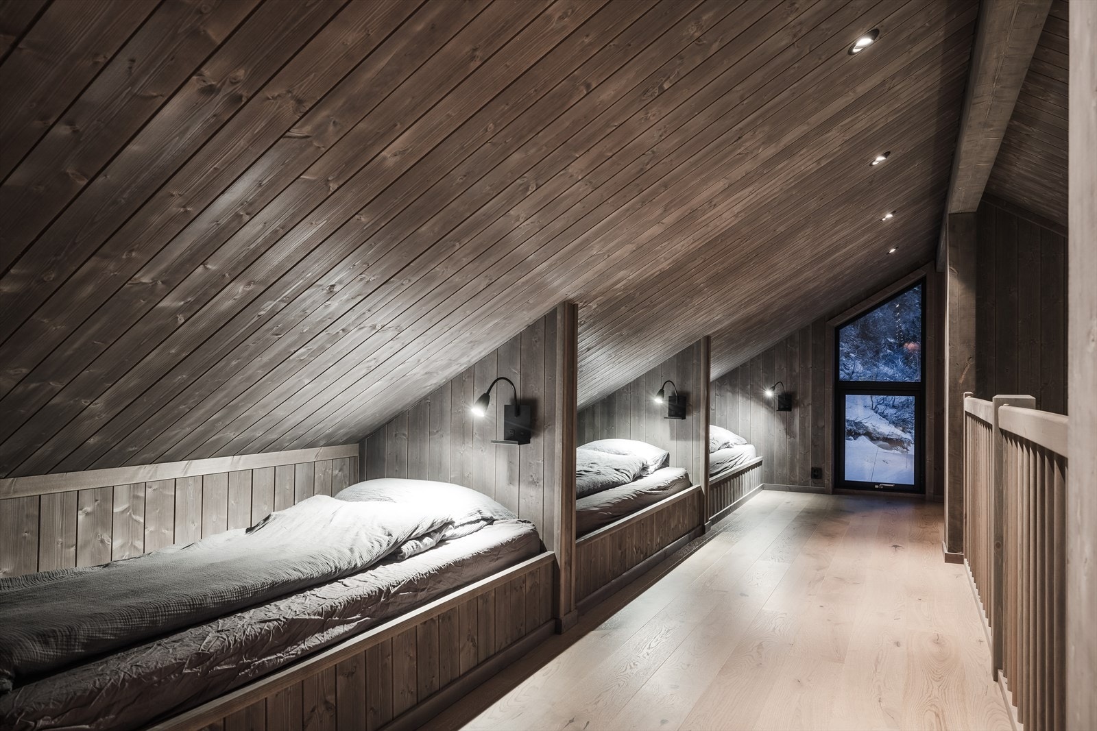 Praktisk hems med innebygde sengeplasser med lune detaljer og en hyggelig atmosfære. Galleribilde