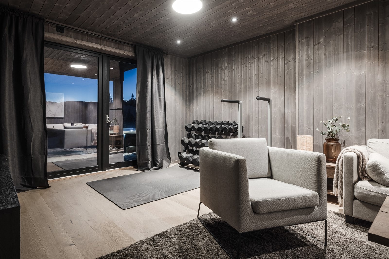 Velutnyttet kjellerstue med plass til egen treningssone og direkte utgang til uteområde. Galleribilde