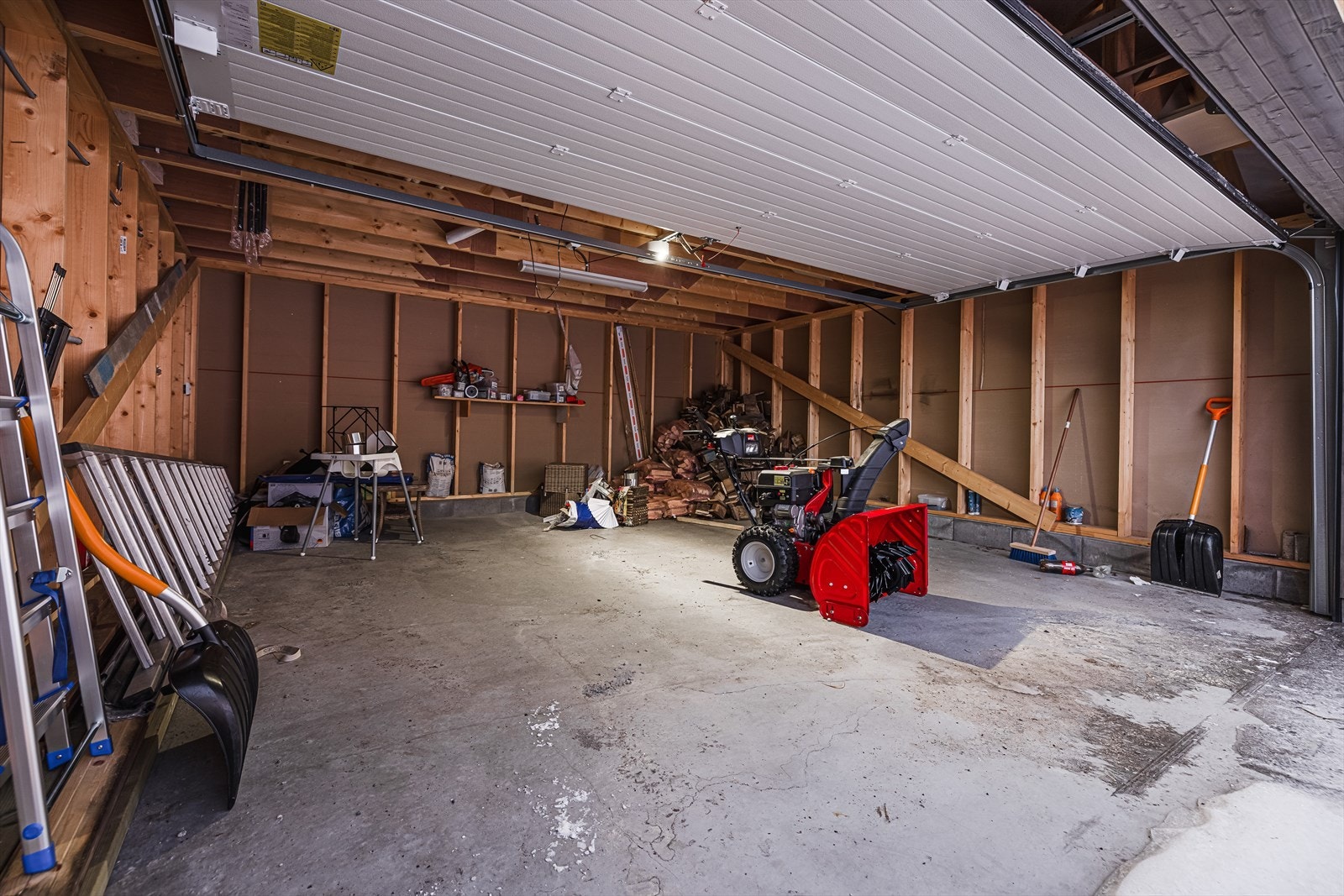 Romslig garasje med plass til to kjøretøy og ekstra oppbevaring. Galleribilde