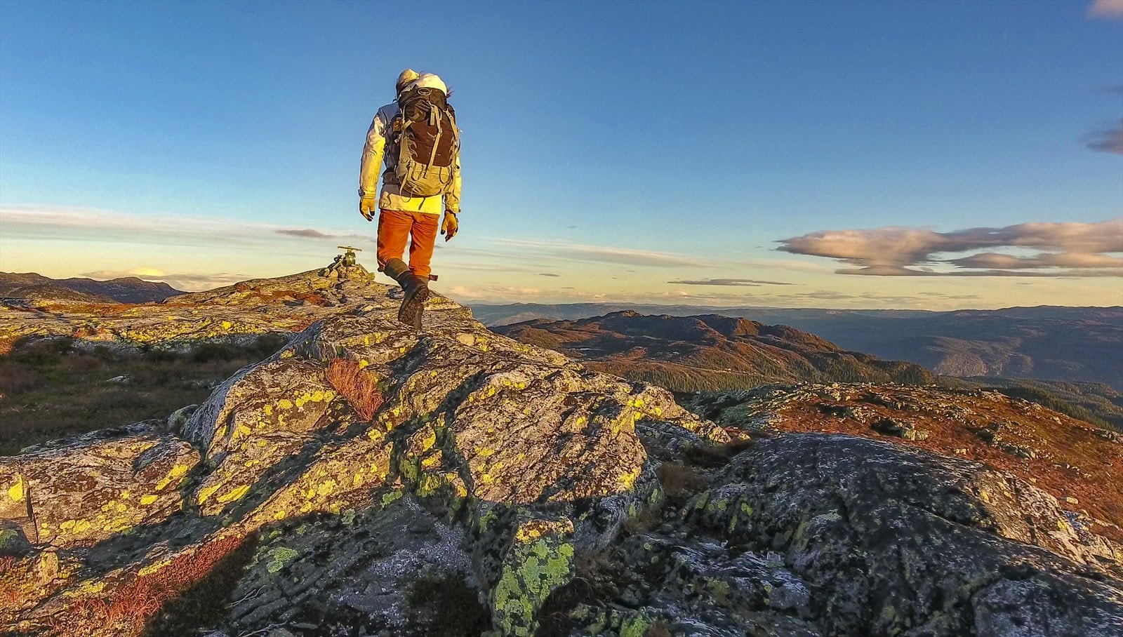 Høgevardetoppen pa 1459 m.o.h. ligger ikke langt unna. Dette er Sør-Norges nest beste utsiktspunkt etter Gaustadtoppen og på en fin og klar dag kan man se ca. 40 000 kvadratkilometer Galleribilde