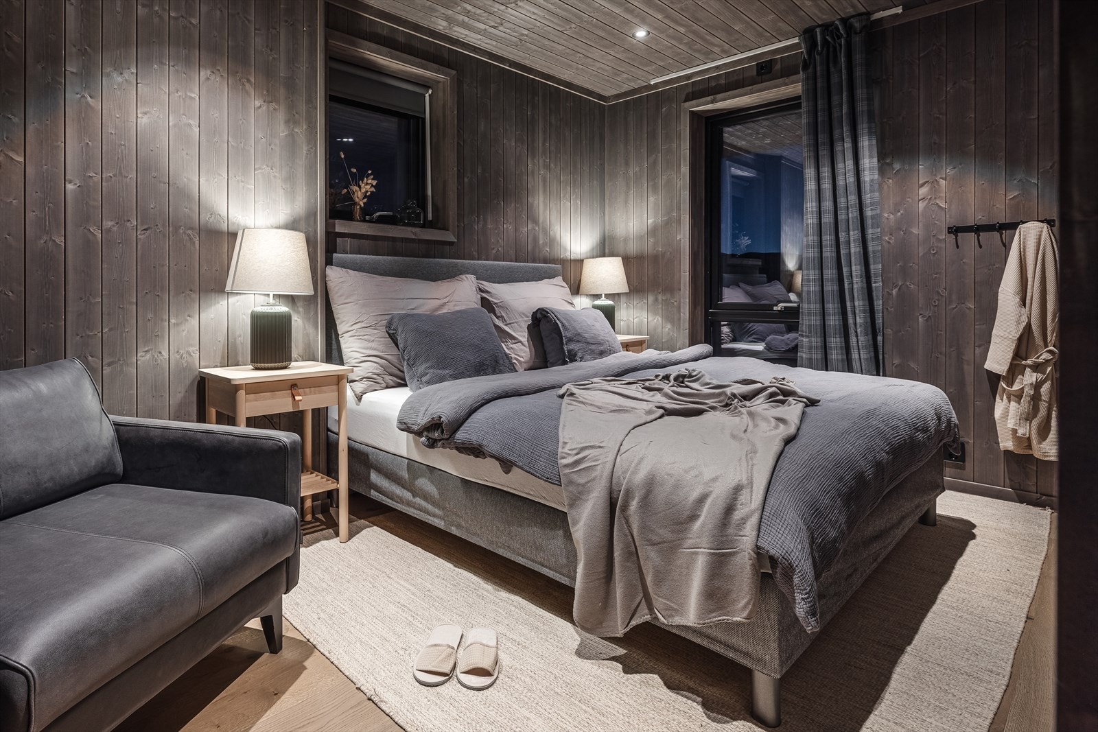 Romslig gjesterom med plass til dobbeltseng. Galleribilde