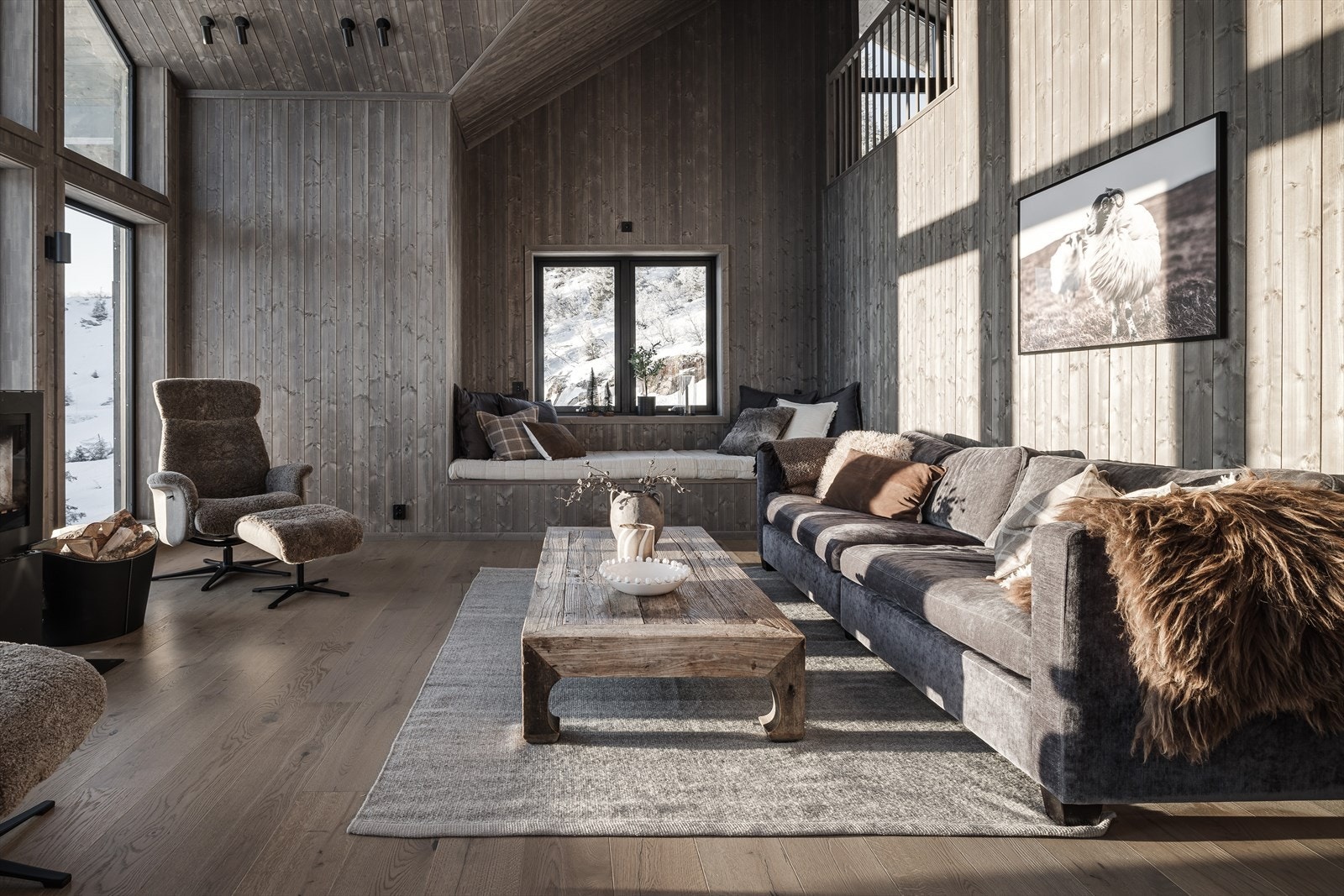 Hytta har delikate fargetoner og en takhøyde som gir rommet en luftig atmosfære. Galleribilde