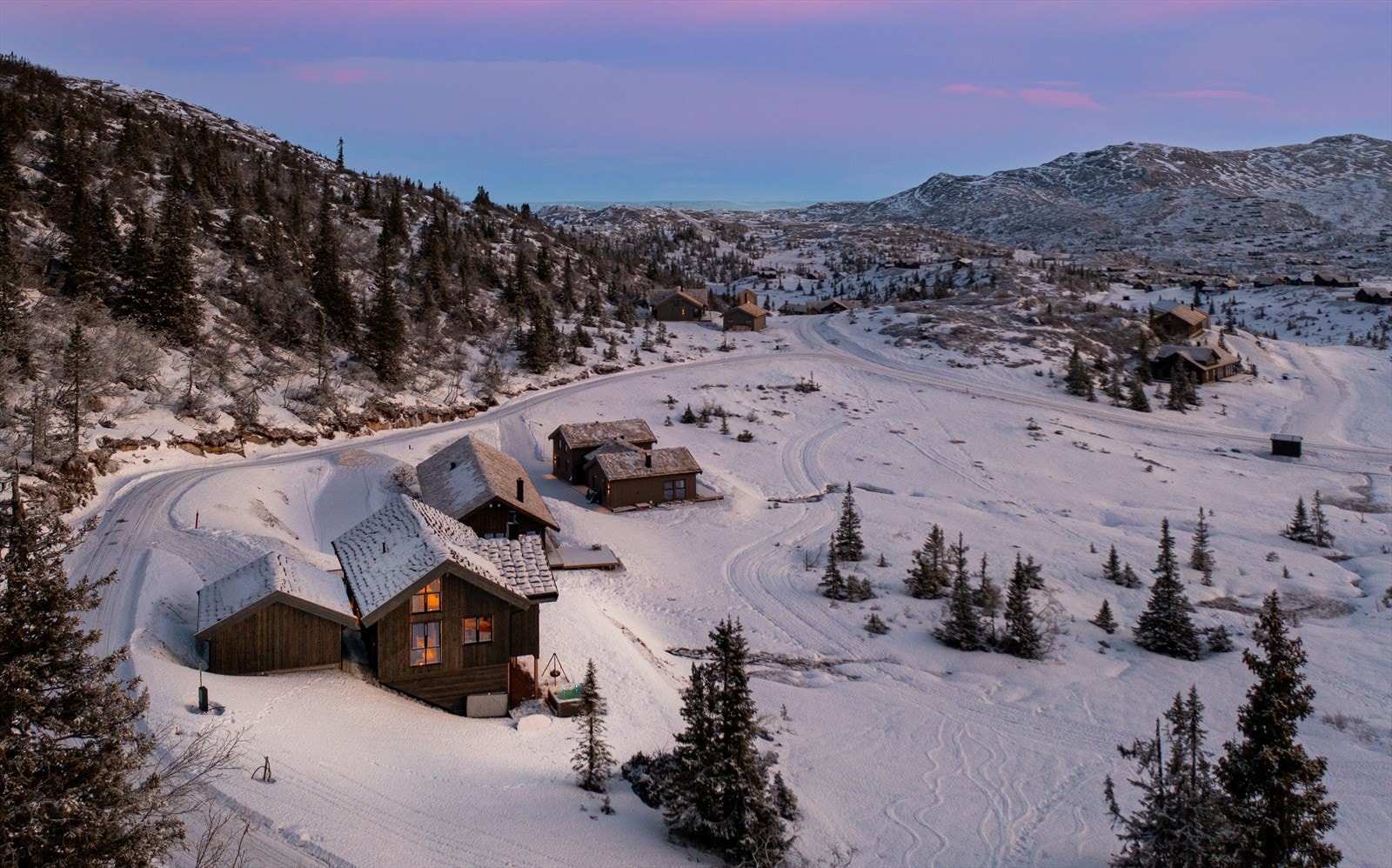 Flott hytte beliggende på majestetiske og naturskjønne Høgevarde. Galleribilde