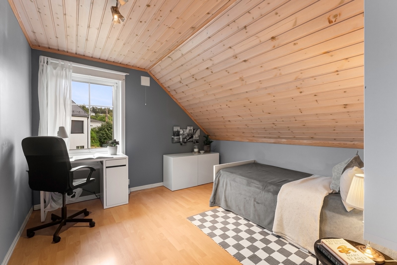 Soverom 2 med god plass til stor seng, skrivepult og garderobe Galleribilde