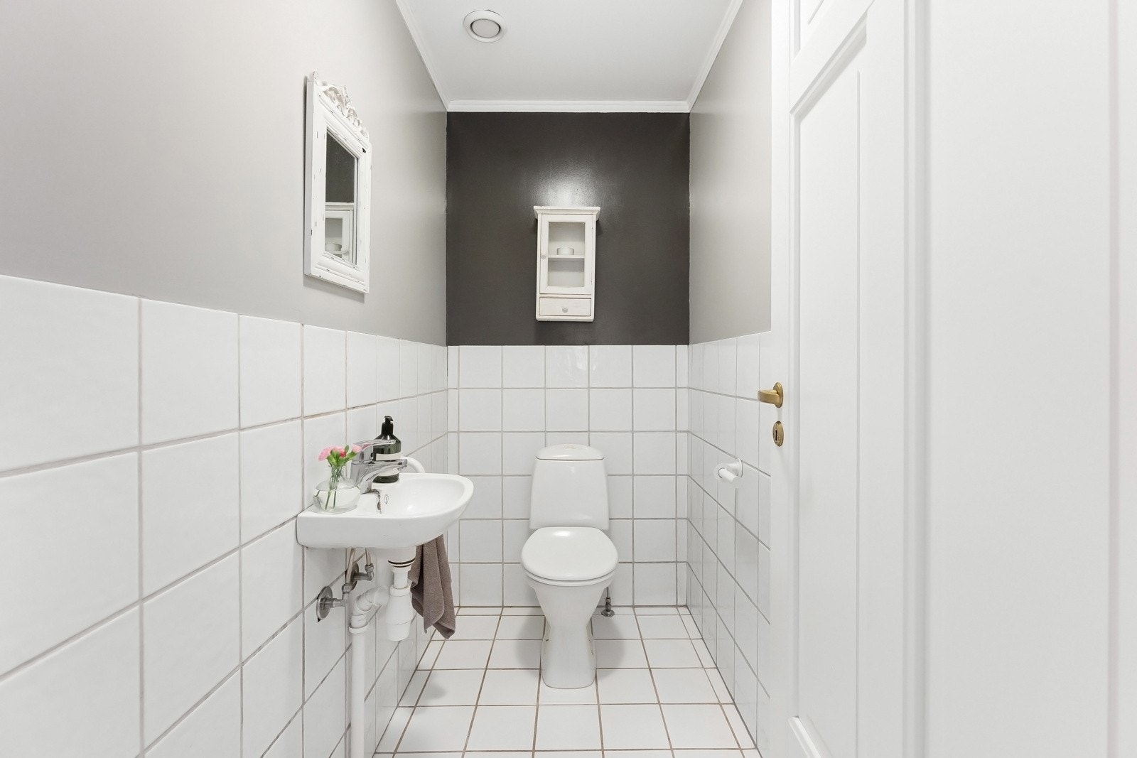 Separat toalett i tilknytning til entré. Galleribilde