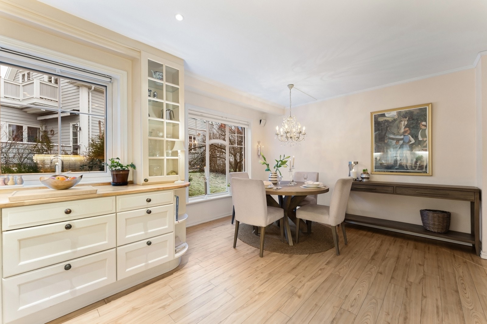 Klassisk heltre Huseby kjøkken med profilerte fronter og heltre benkeplater. Praktisk løsning med rikelig skap- og benkeplass Galleribilde