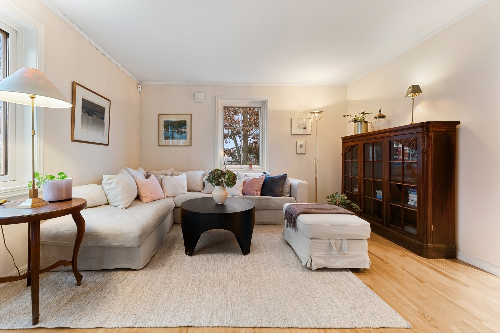 En lun og koselig stue med god plass til både sofa og andre møbler. Galleribilde